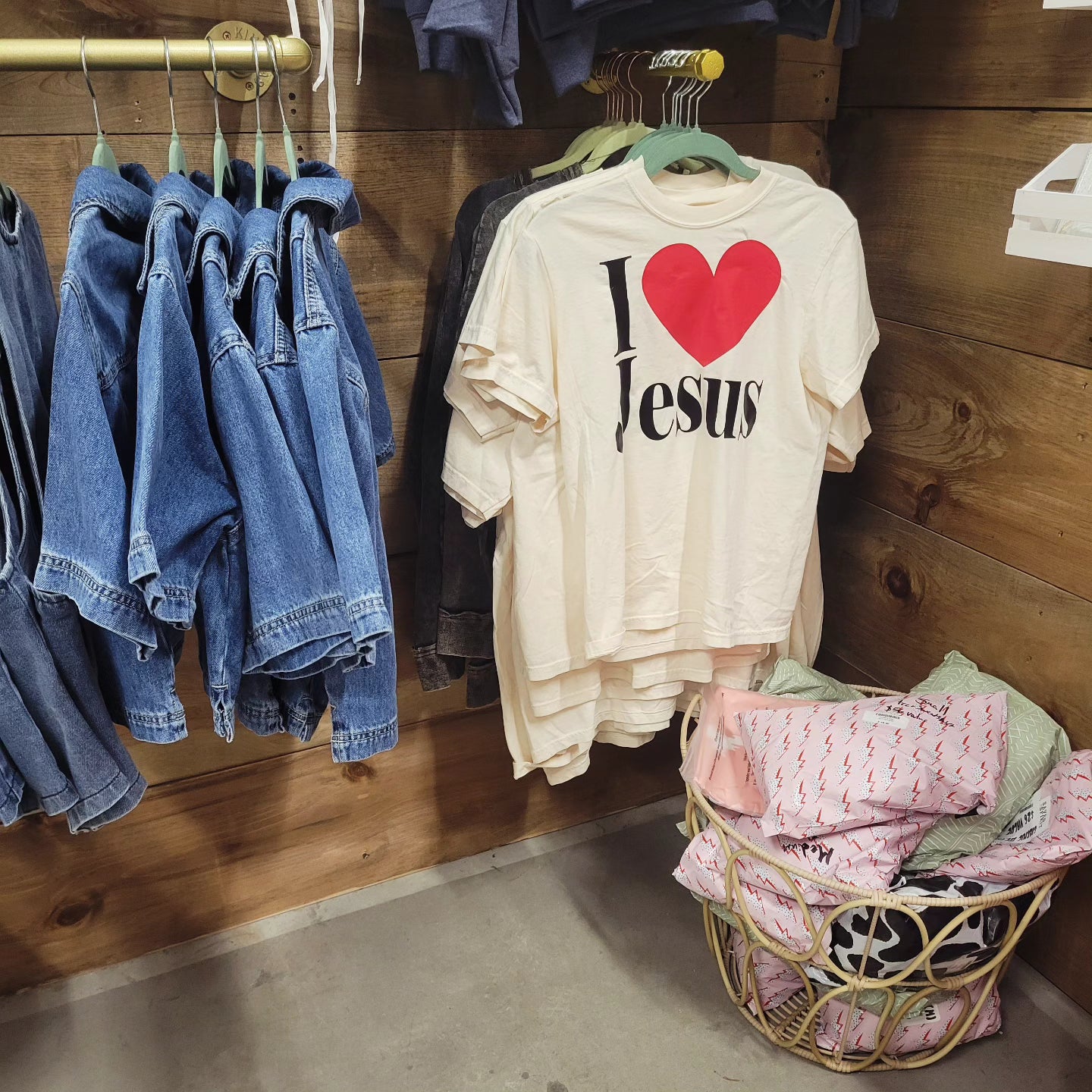 I ❤ Jesus tee